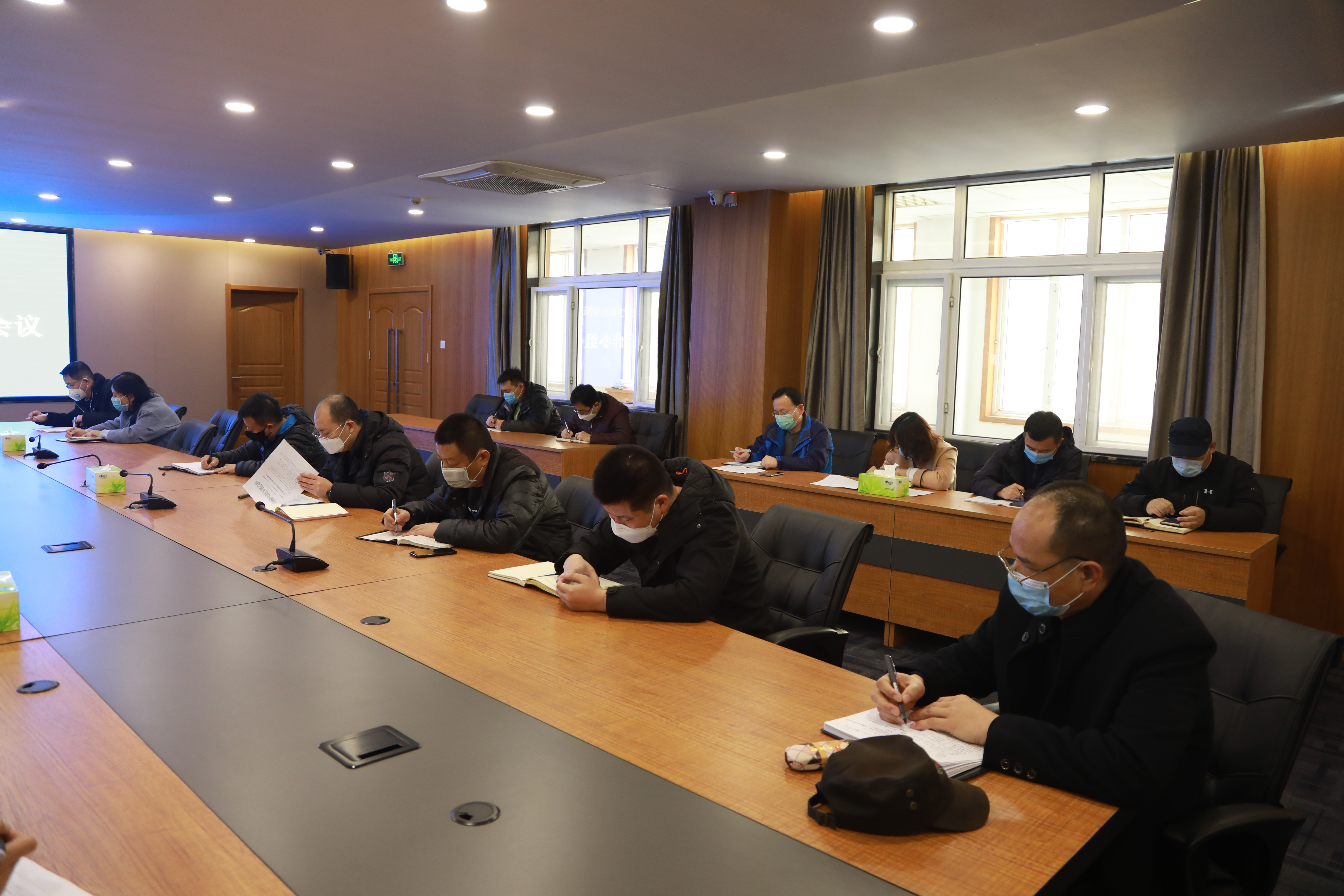 学校召开疫情处置工作小组会议 研究部署春季开学前准备工作