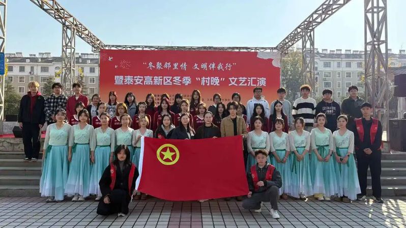 学校“村晚”文艺队进社区送汇演